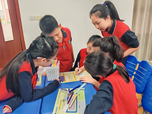学生进行创业课程团队协作